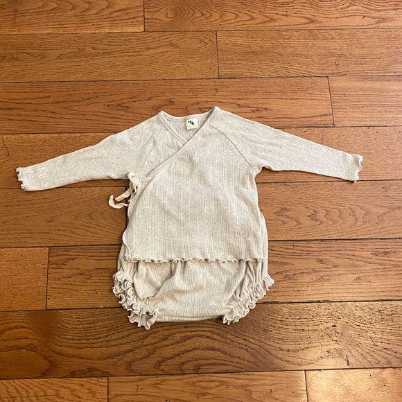 Brand new 2 piece set for baby girl - Picture 1 of 3